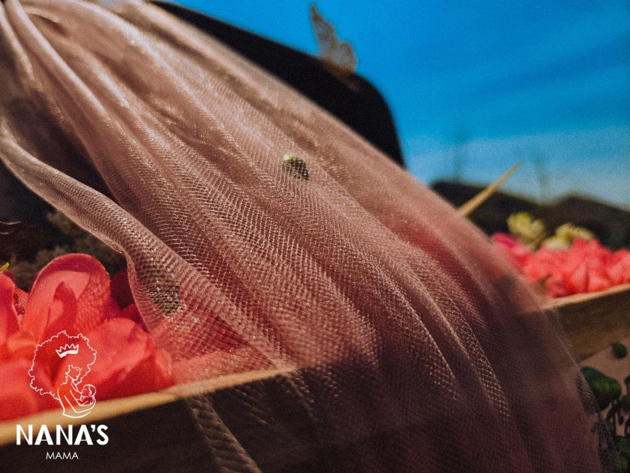Outdoor pink tulle gift presentation